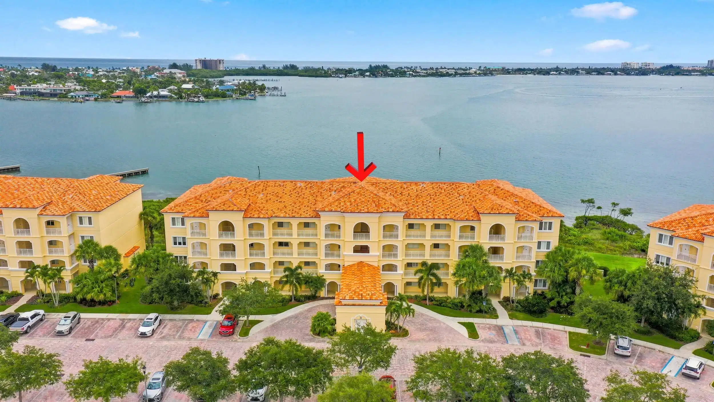 Image 1: Harbour Isle was built with poured concrete exteri