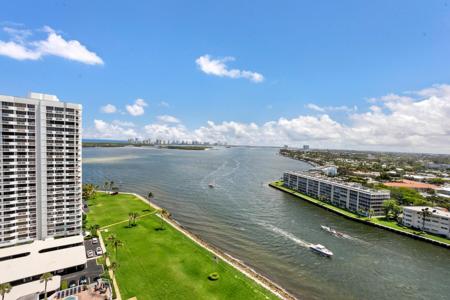 123 Lakeshore Drive