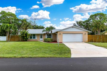 8901 SE Sandcastle Circle
