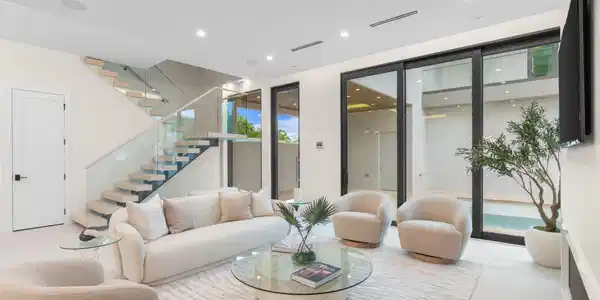 Image 4: 4 Living Room