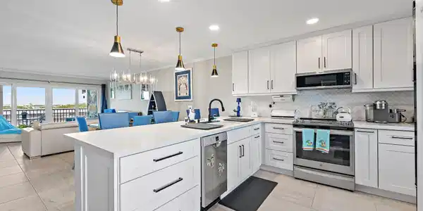 Image 4: 1523 E Hillsboro Blvd 835-2