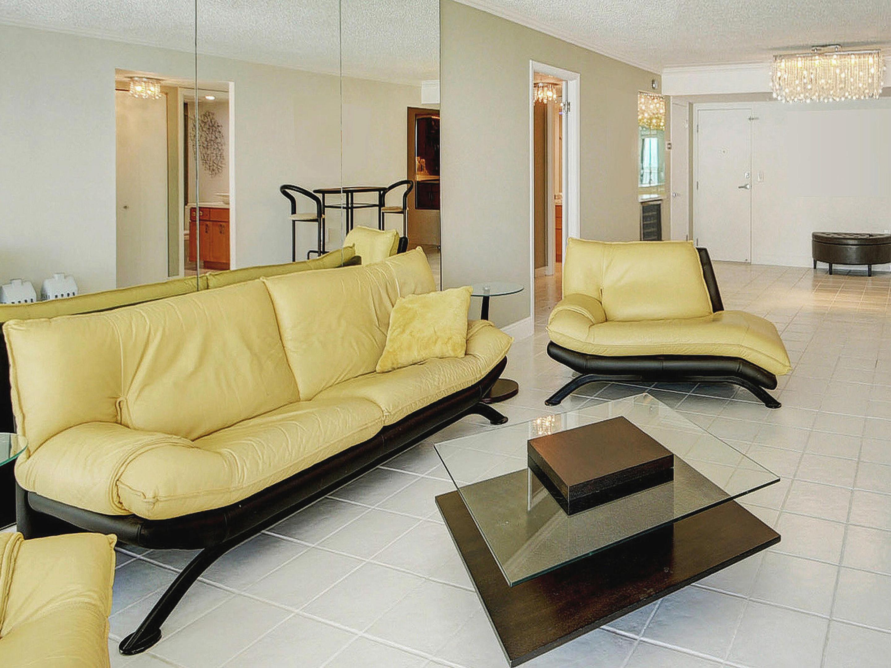 Image 4: Living Room