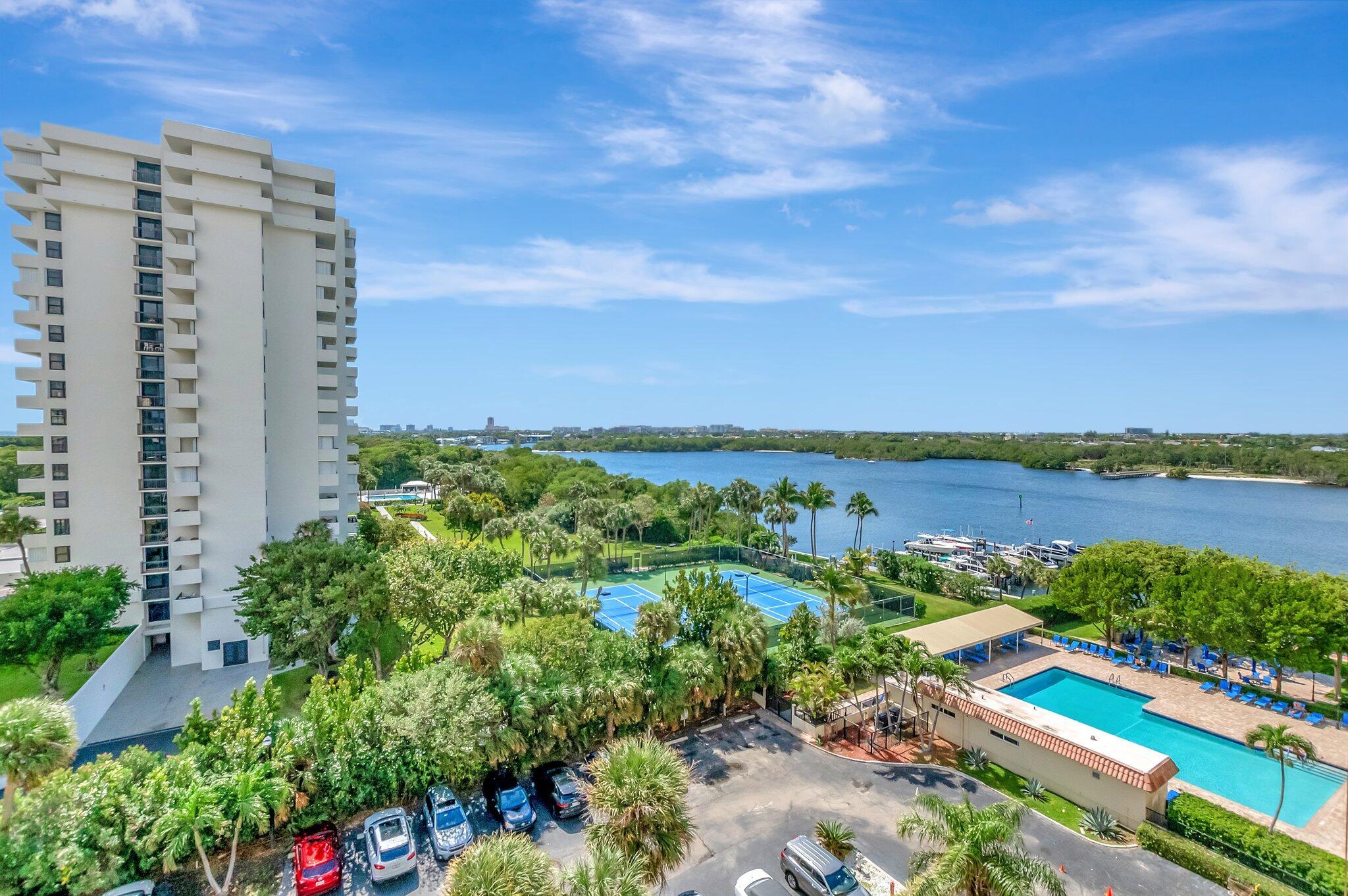 Image 3: Stunning direct intracoastal views!