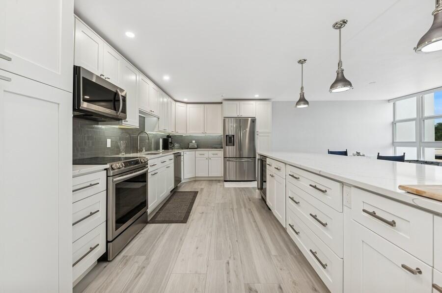 Image 3: Kitchen