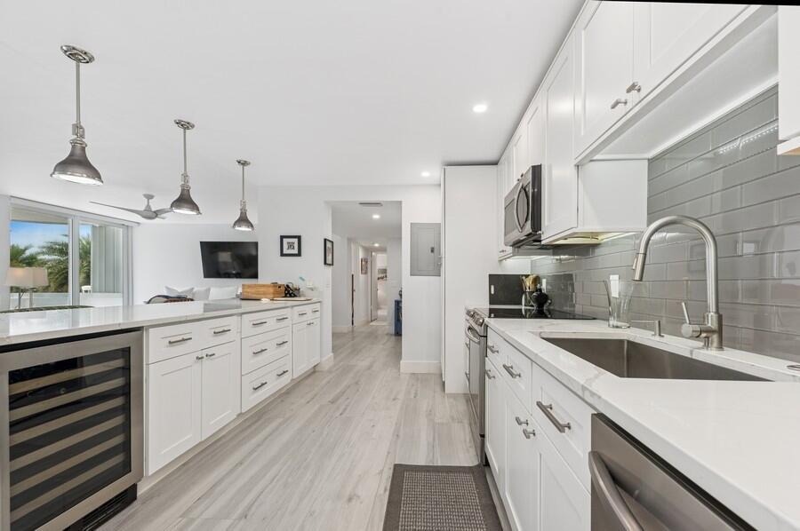 Image 4: Kitchen