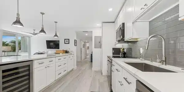 Image 4: Kitchen