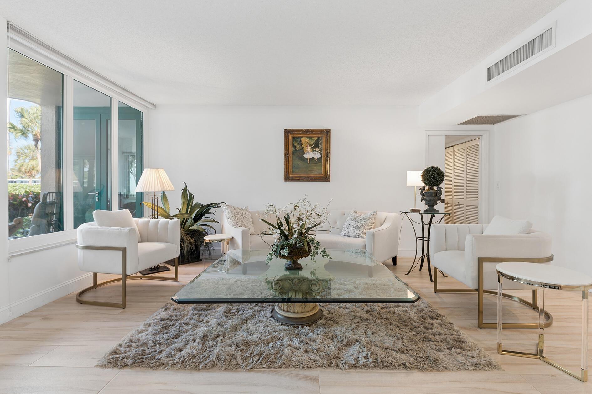 Image 3: Living room