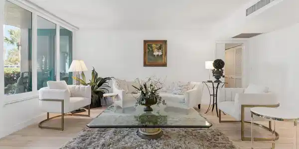 Image 3: Living room
