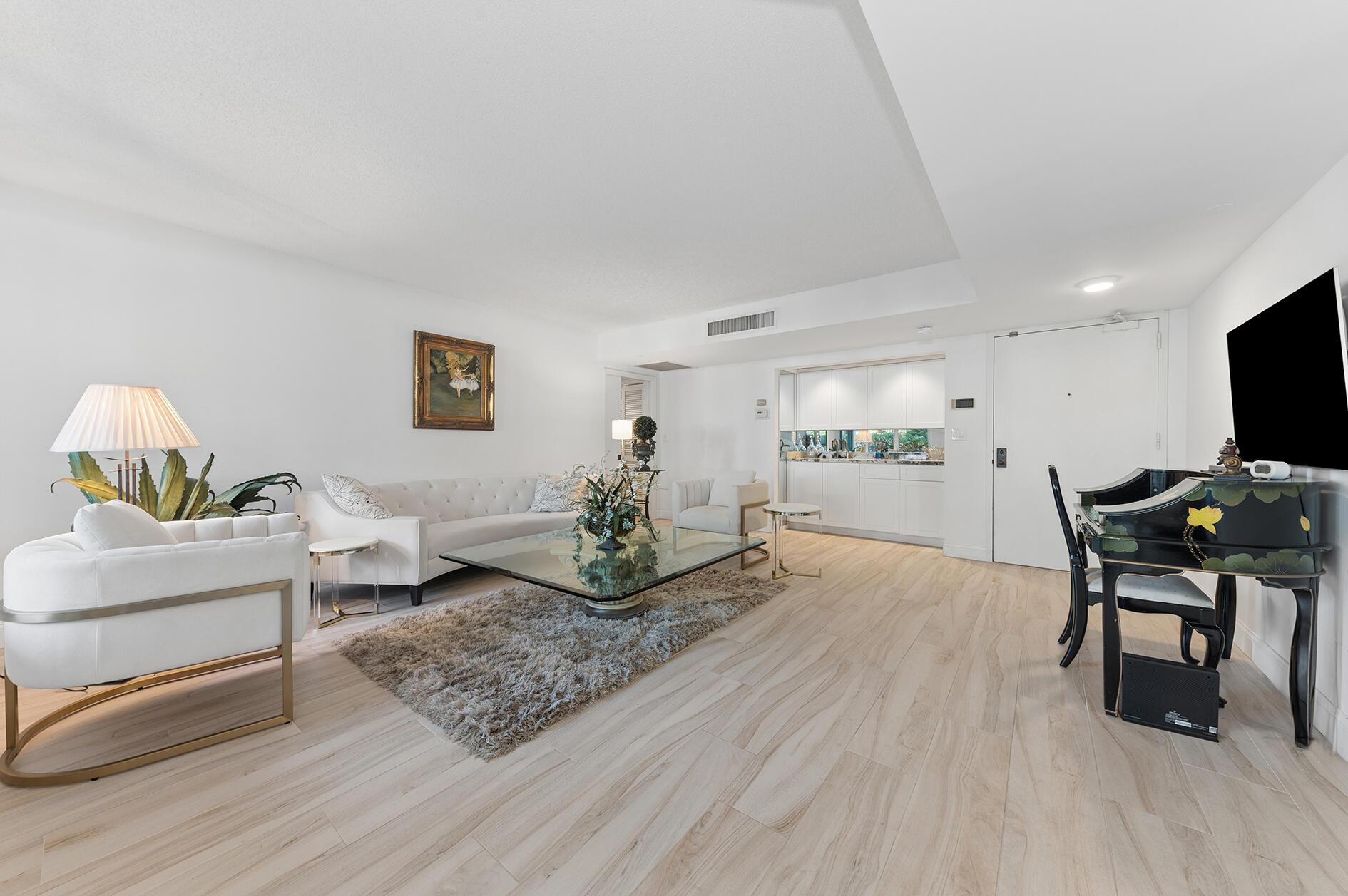 Image 4: Living room