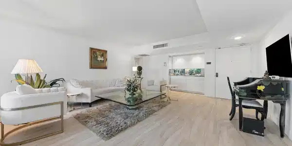 Image 4: Living room