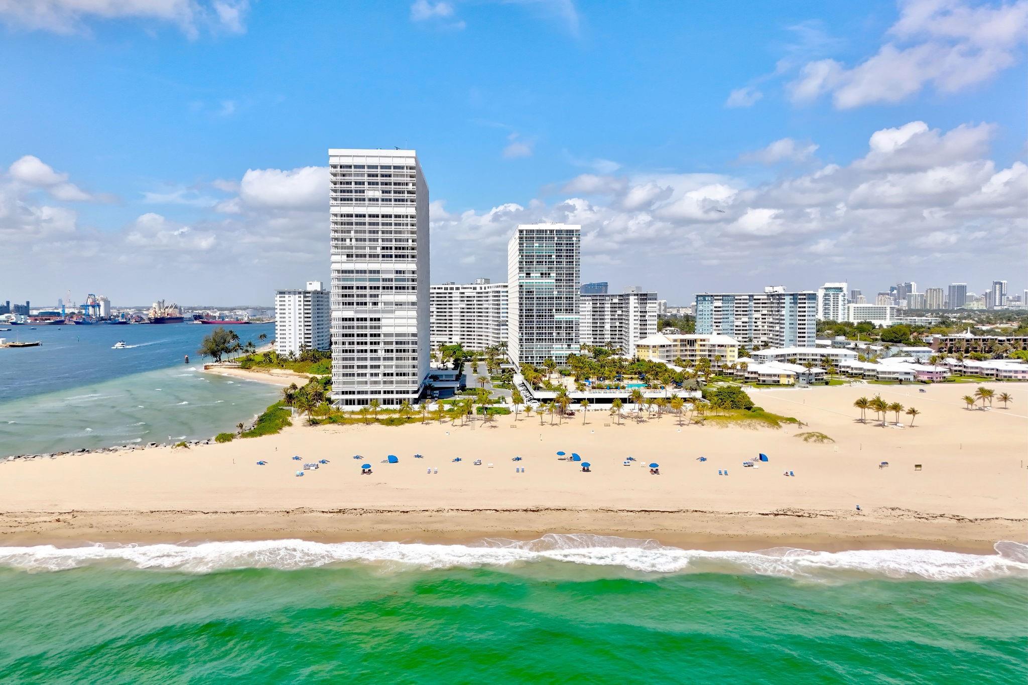 Image 2: Enjoy Private beach w/ cabana