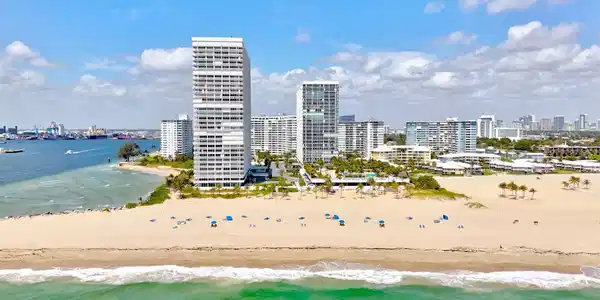 Image 2: Enjoy Private beach w/ cabana