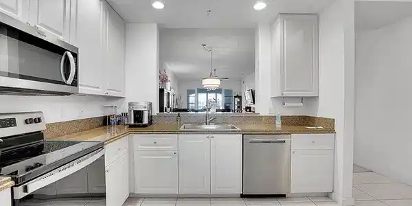 Image 4: 02 8 Kitchen w stainelss farmhouse sink