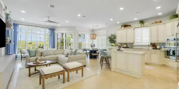 Image 2: Living room & Kitchen
