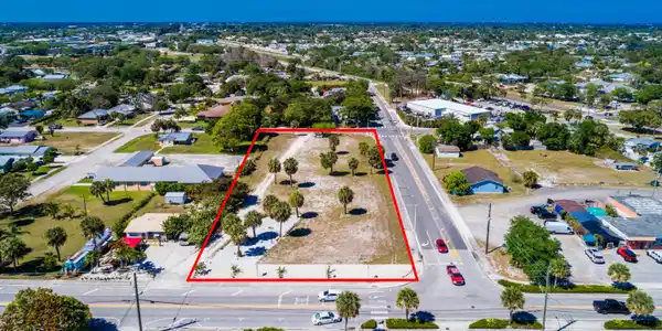 Image 2: 4878 SE Commerce Ave Stuart FL-print-007