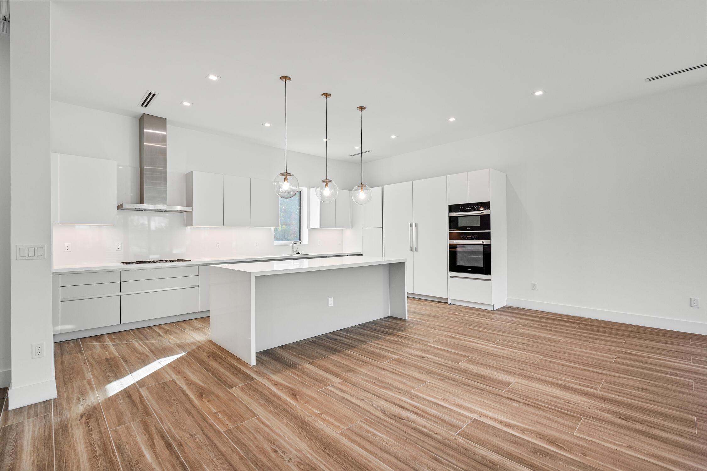 Image 2: A chef's dream! Bright, open, kitchen with Miele a