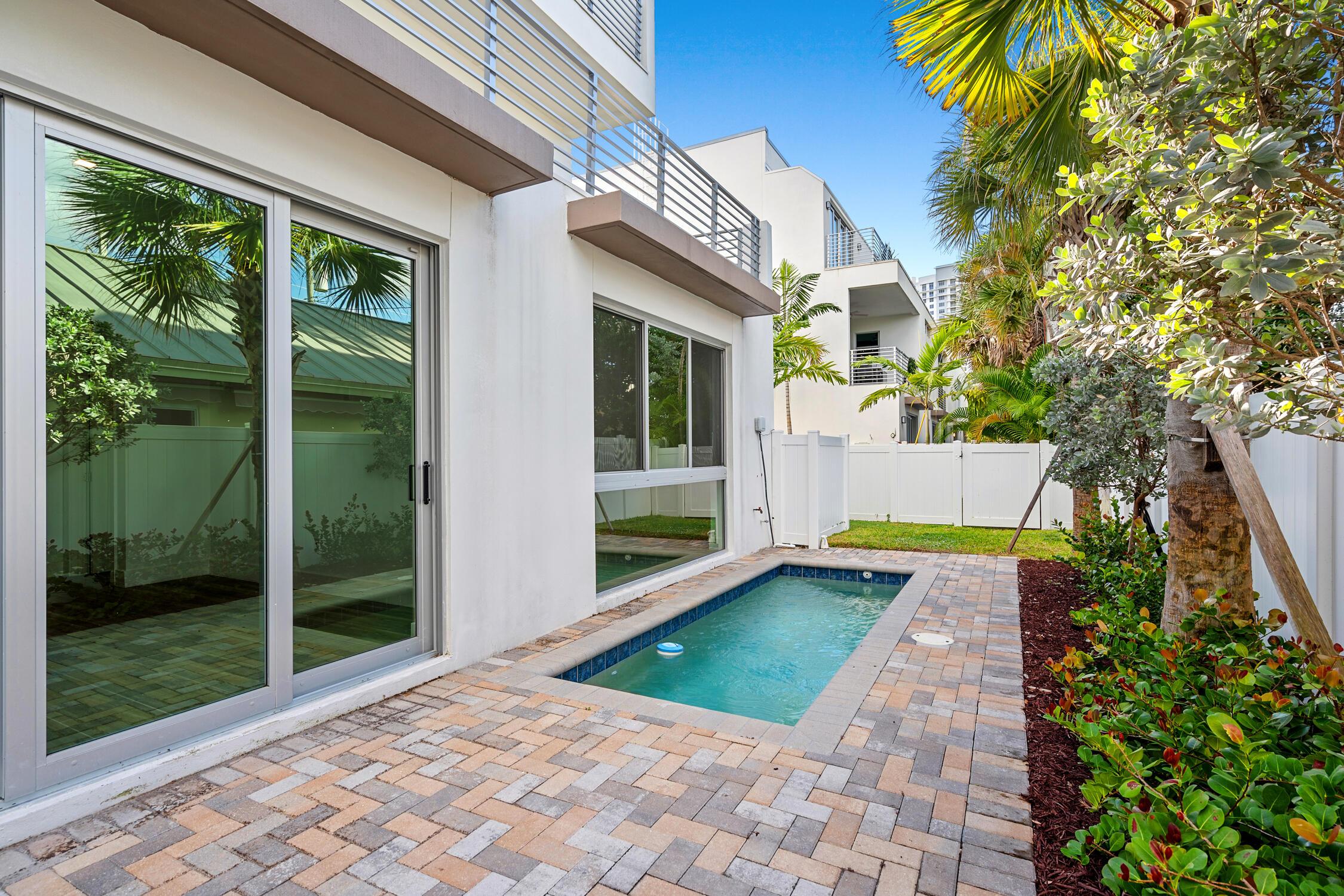 Image 4: Enjoy relaxing days lounging by your private pool.