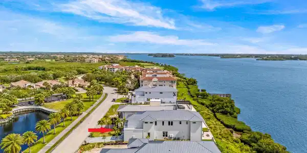 Image 2: Enjoy Spectacular Riverfront Views