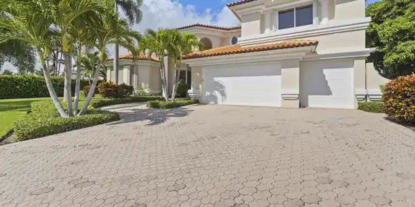 Image 3: 3 Car Garage