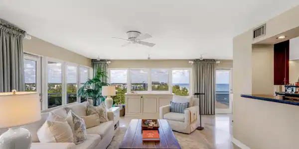 Image 3: LIVING ROOM