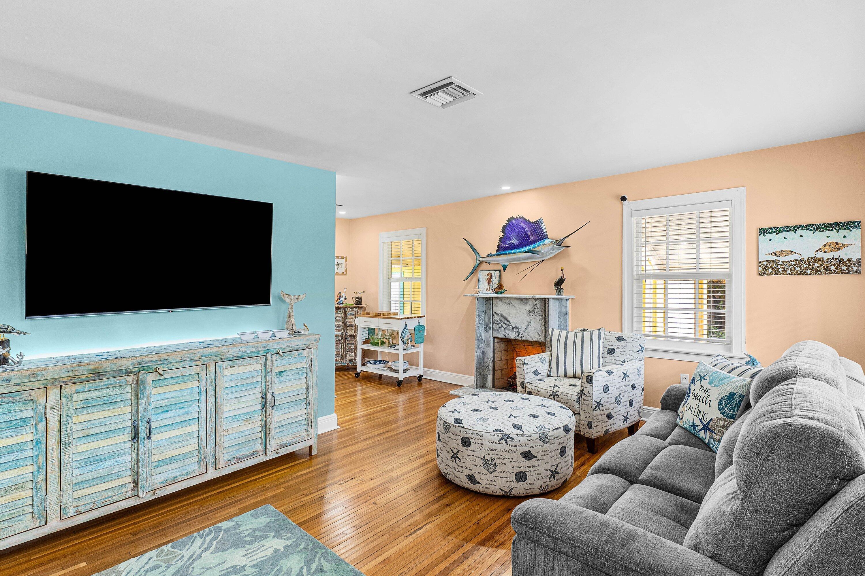 Image 4: Living Room