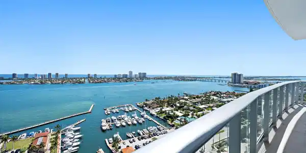 Image 4: 220 Lake Shore Dr unit 2212-31