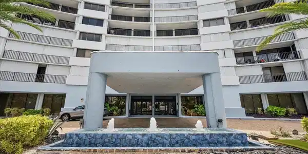 Image 4: Front of building