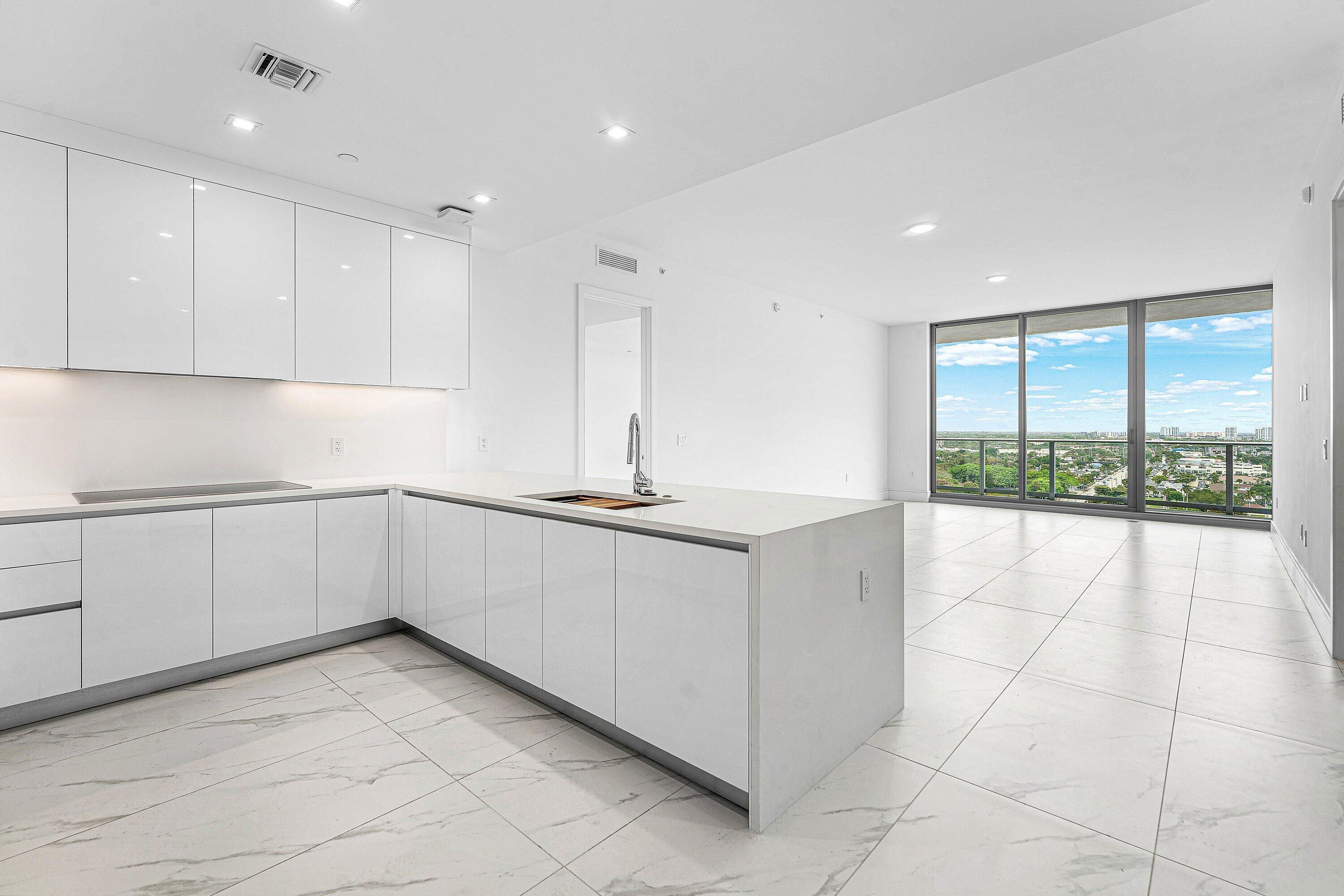 Image 3: 006-220LakeShoreDrive-1613-LakePark-FL-3
