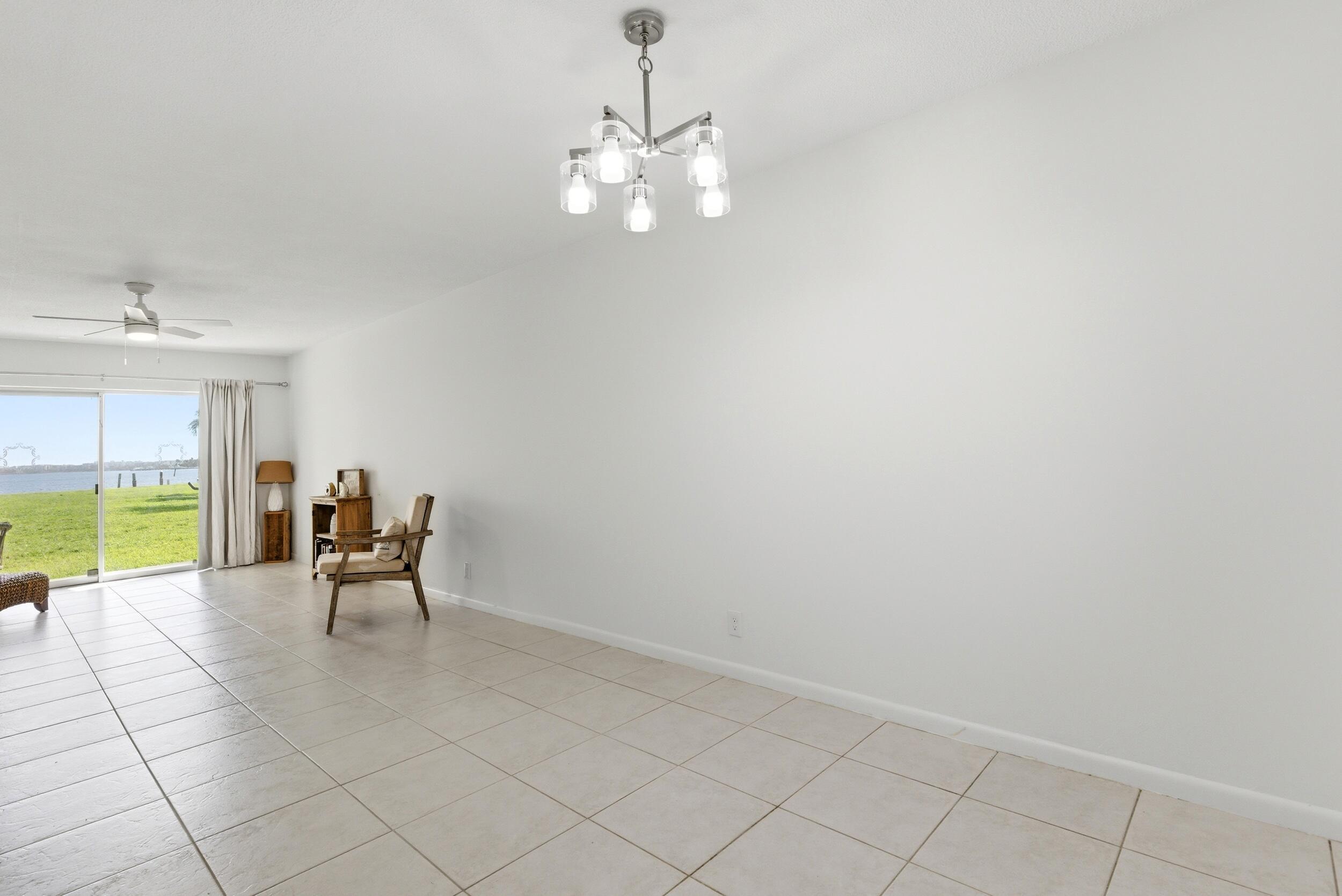 Image 4: Living room