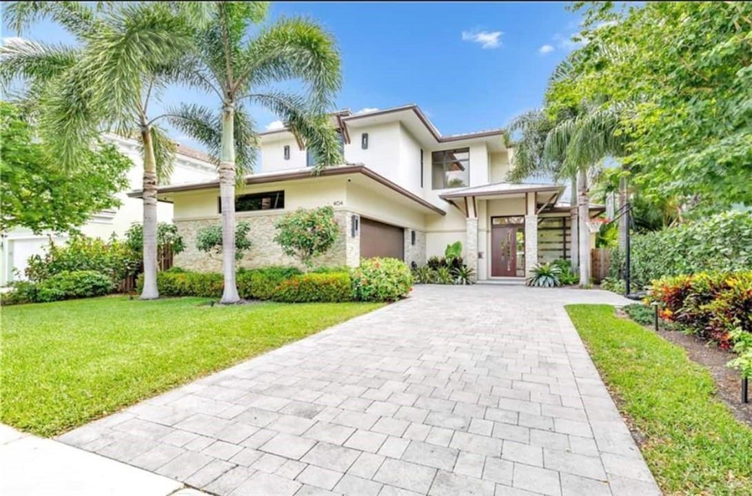 Image 2: Front of HoFully appointed Luxury Vacation Home wi