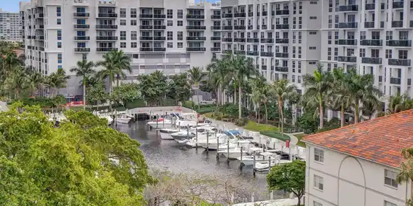 3200 Port Royale Dr N