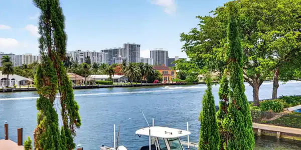 Image 2: Breathtaking Balcony Wide-angle of Intracoastal Vi