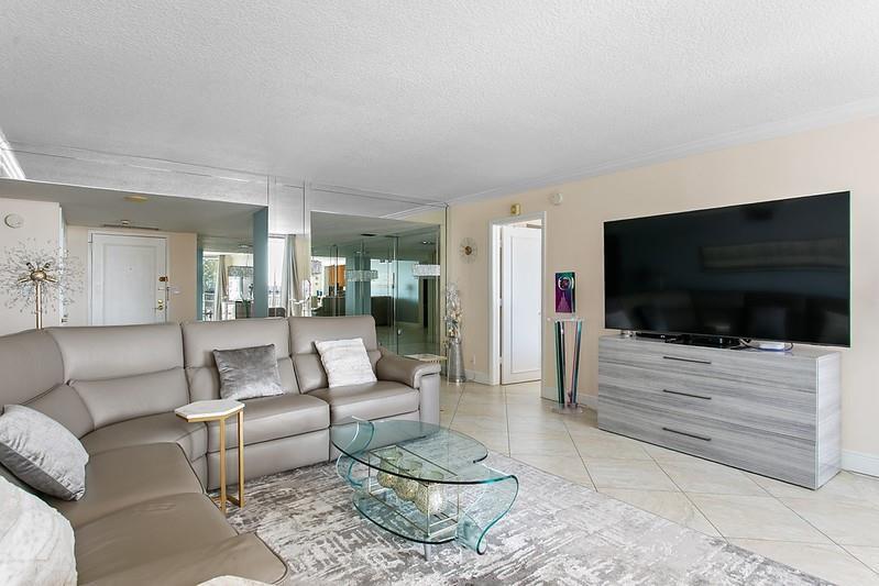 Image 3: Living Room
