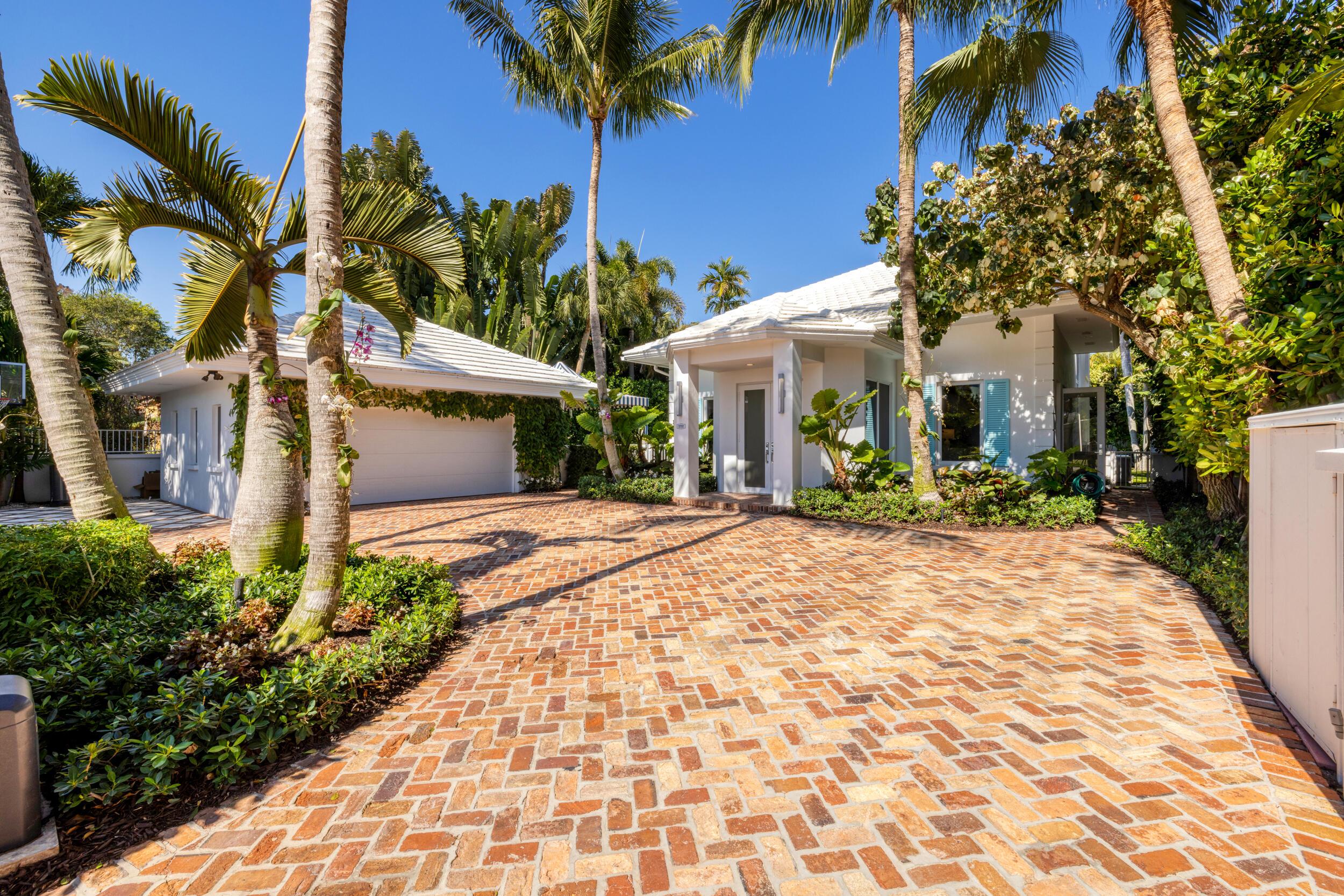 Image 3: Front Entrance - Driveway