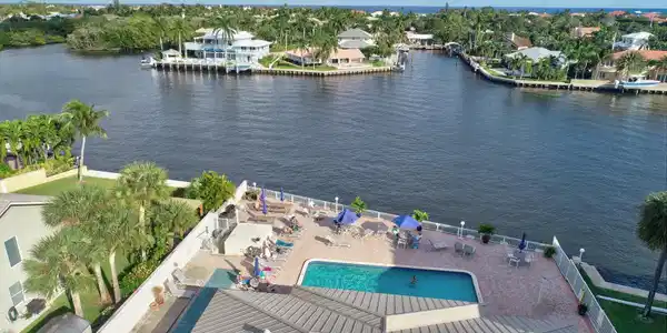 Image 3: Pelican View