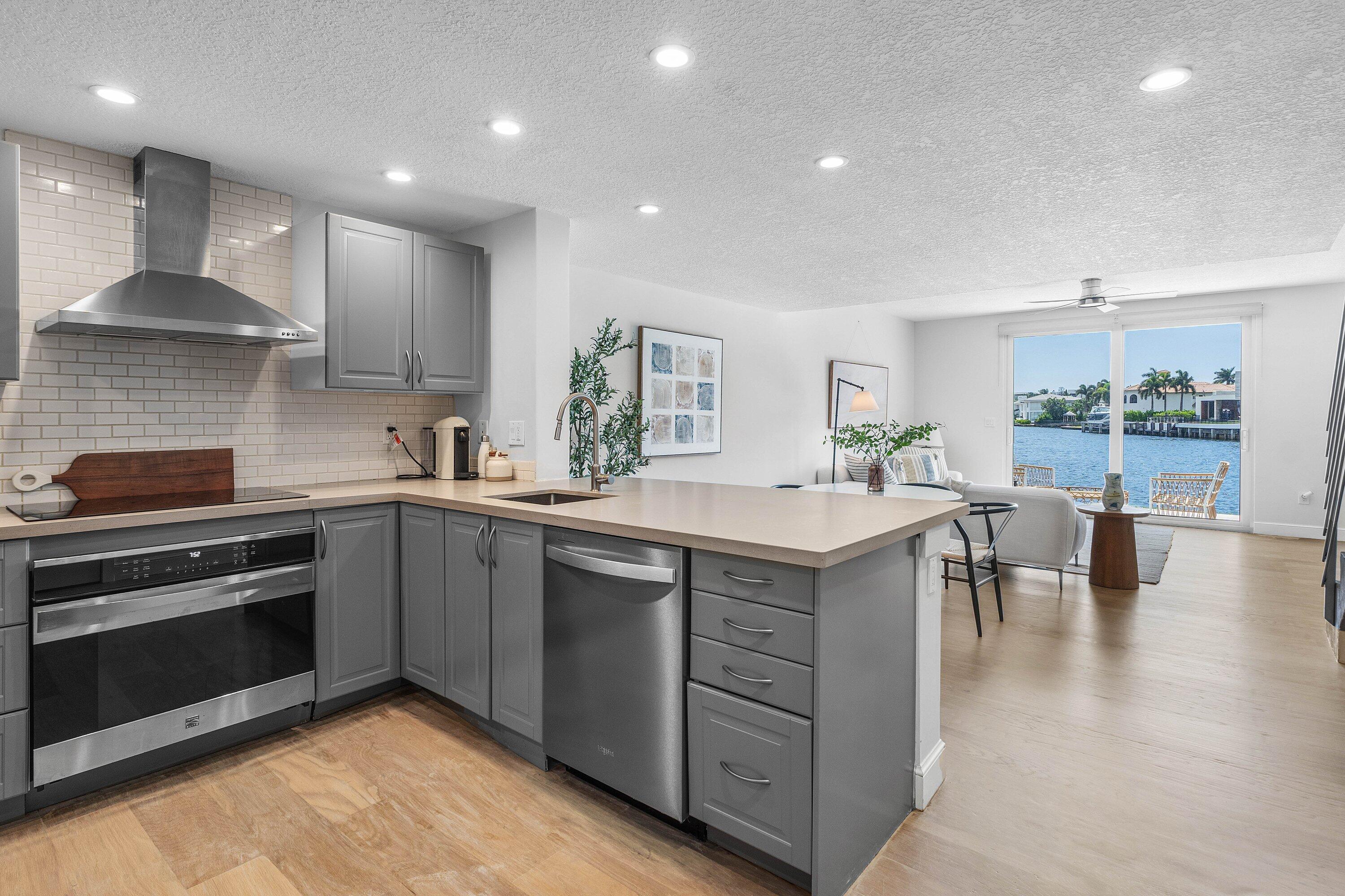 Image 2: 006-900JefferyStreet-BocaRaton-FL-33487-