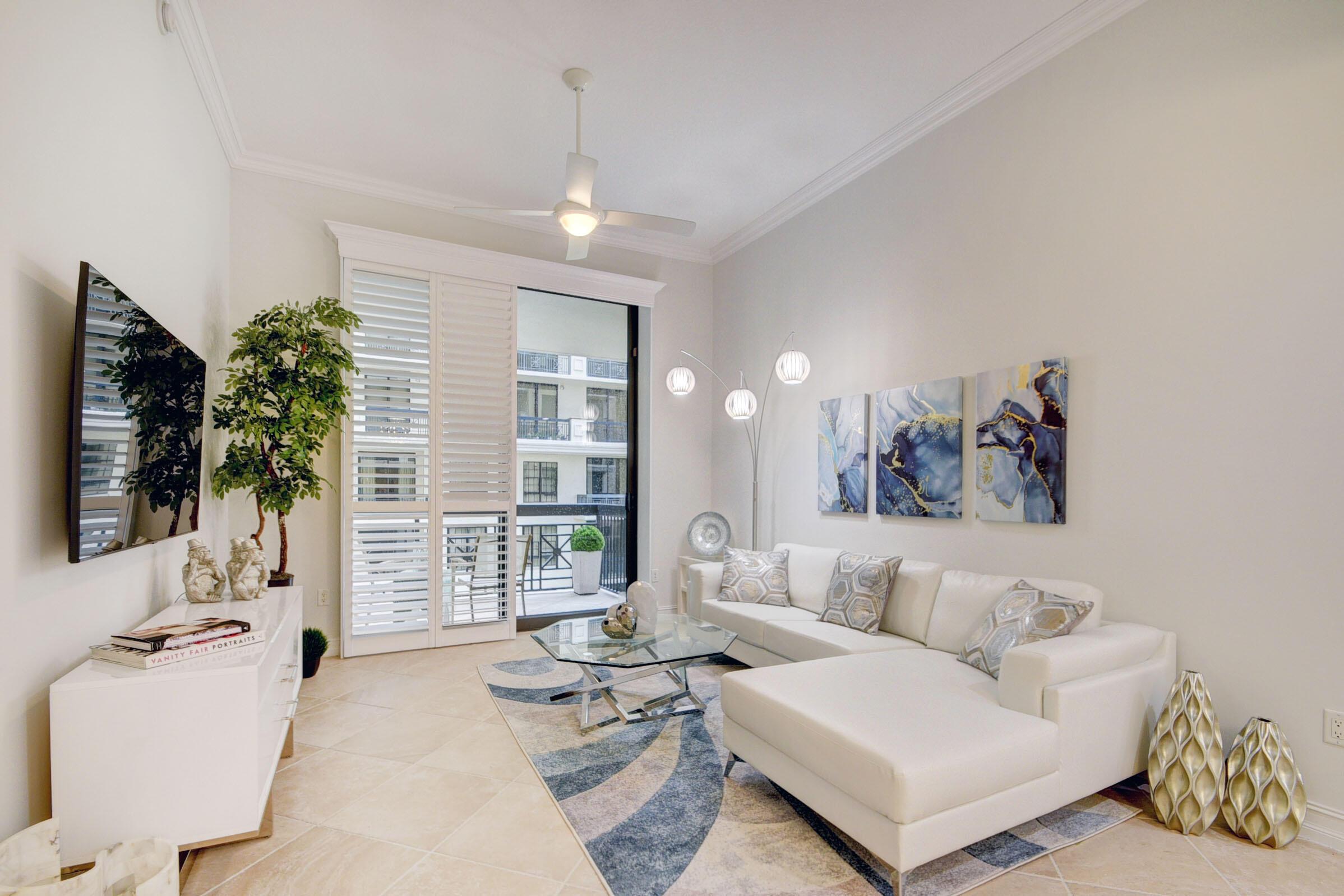 Image 4: Living Room
