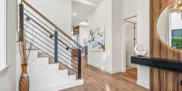 Image 4: Beautiful foyer with built - in floating console &