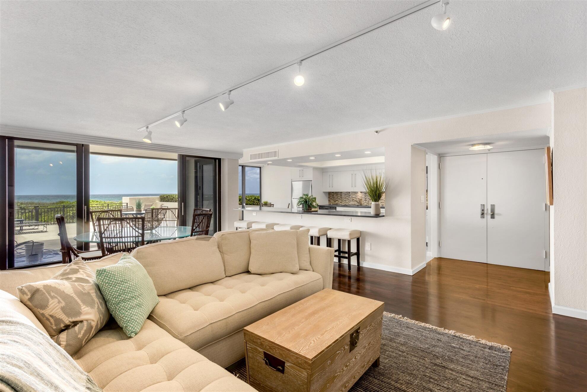 Image 4: LIVING ROOM TO OCEAN