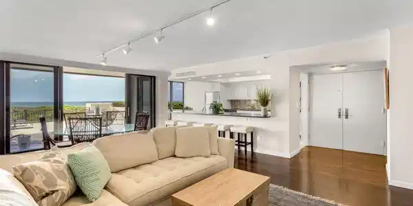 Image 4: LIVING ROOM TO OCEAN
