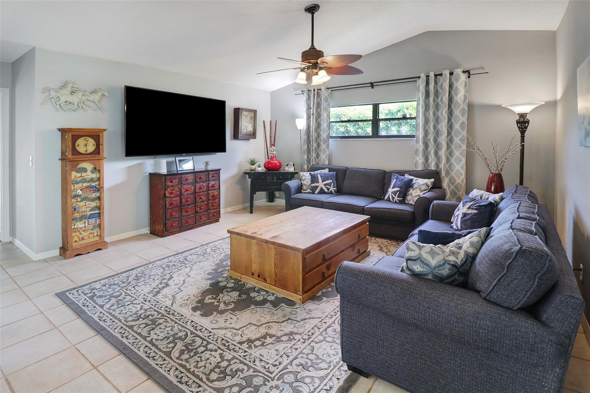 Image 3: Large living room dynamics