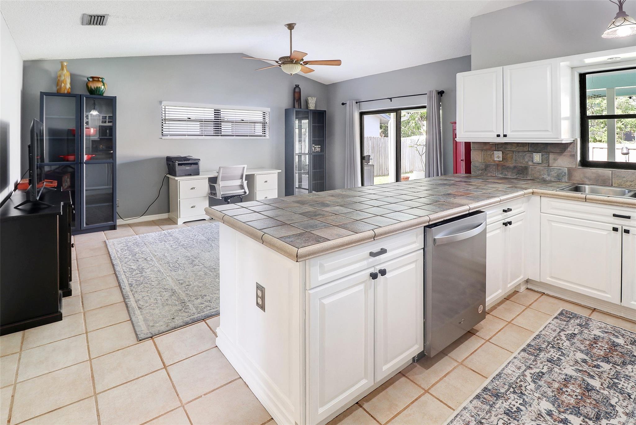 Image 4: Open kitchen island into family room