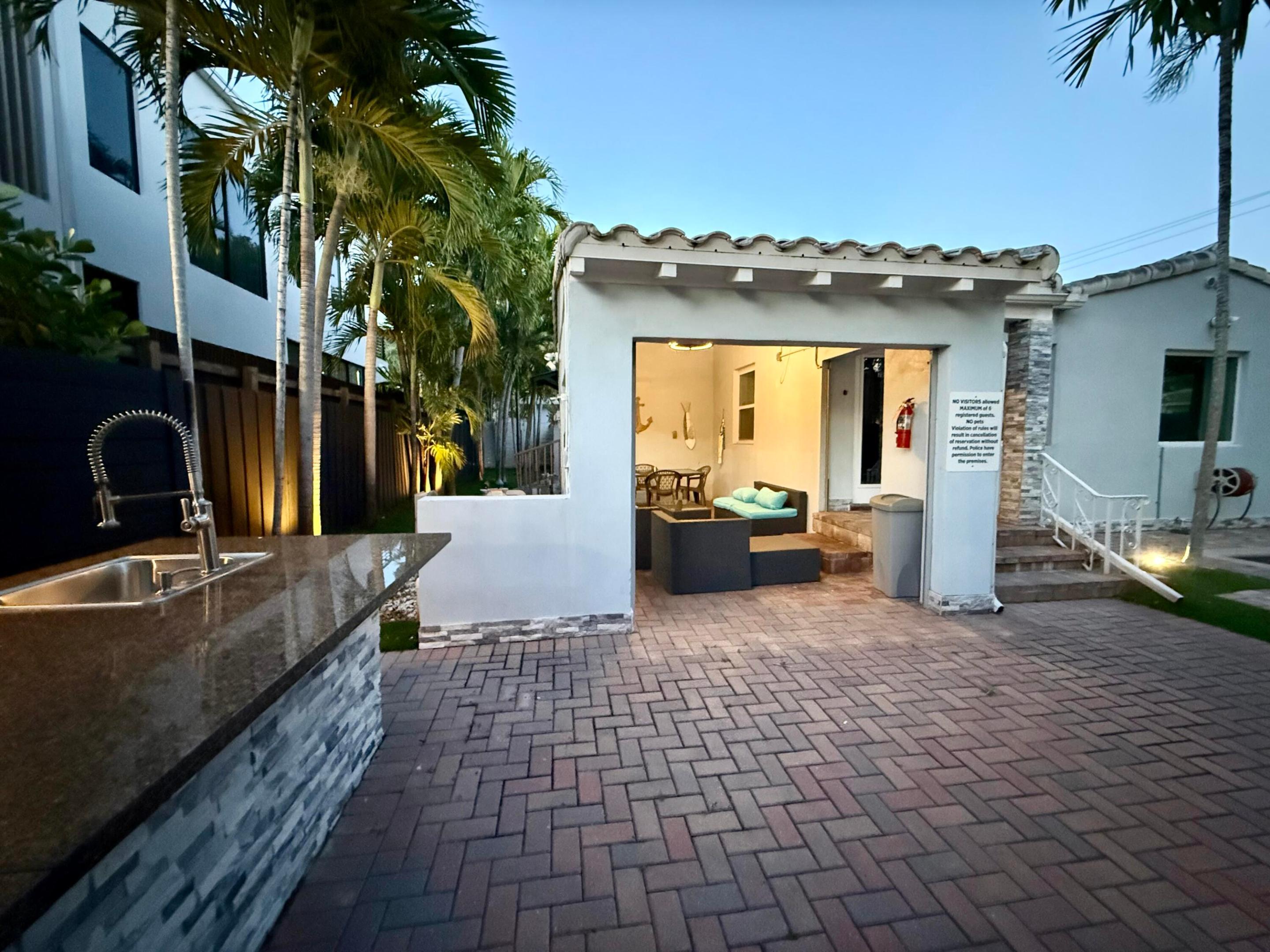 Image 3: 700 Exterior- 3