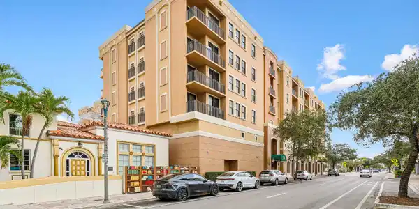 Image 3: 002-511LucerneAvenue-416-LakeWorthBeach-