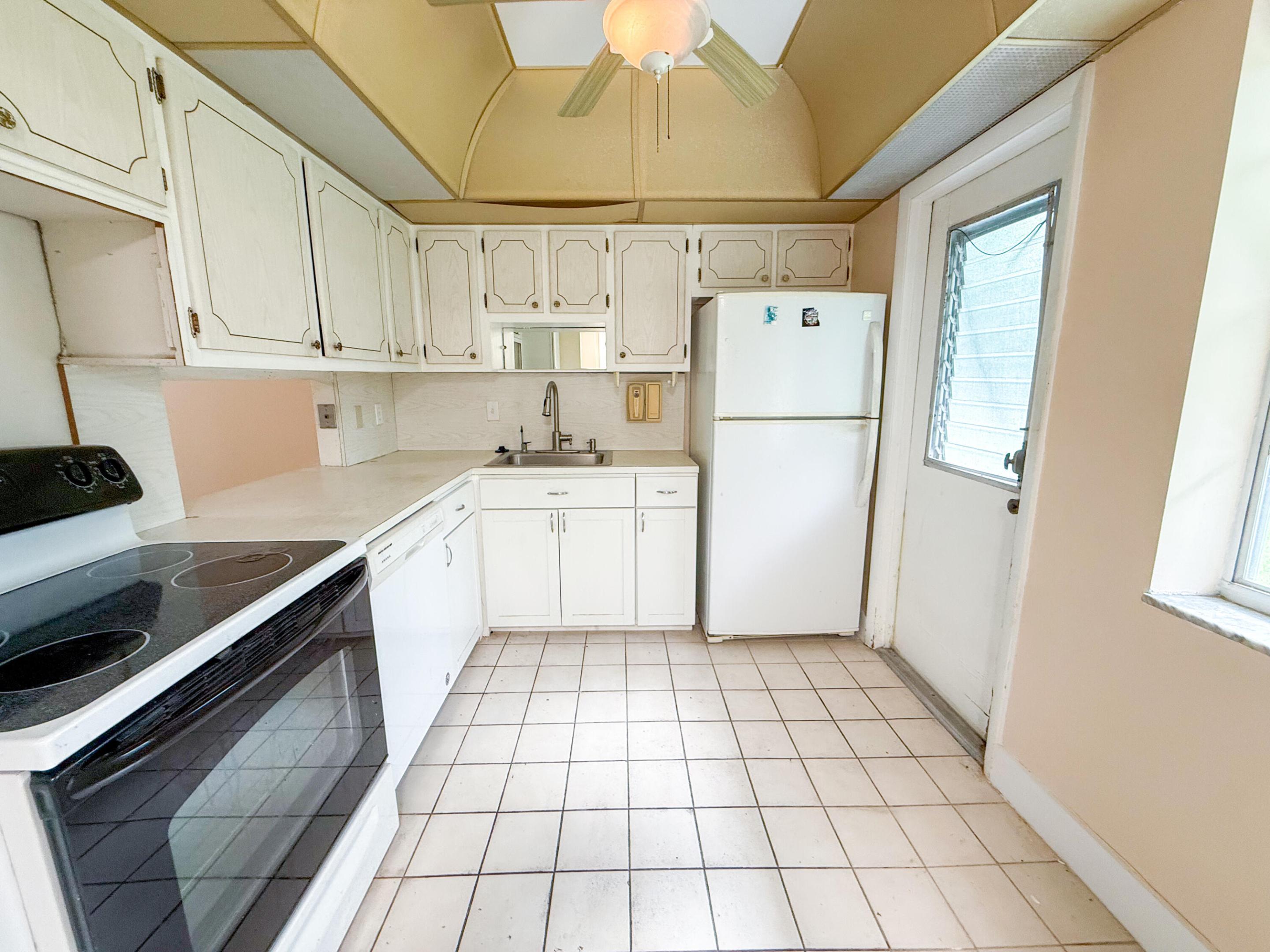 Image 3: Kitchen