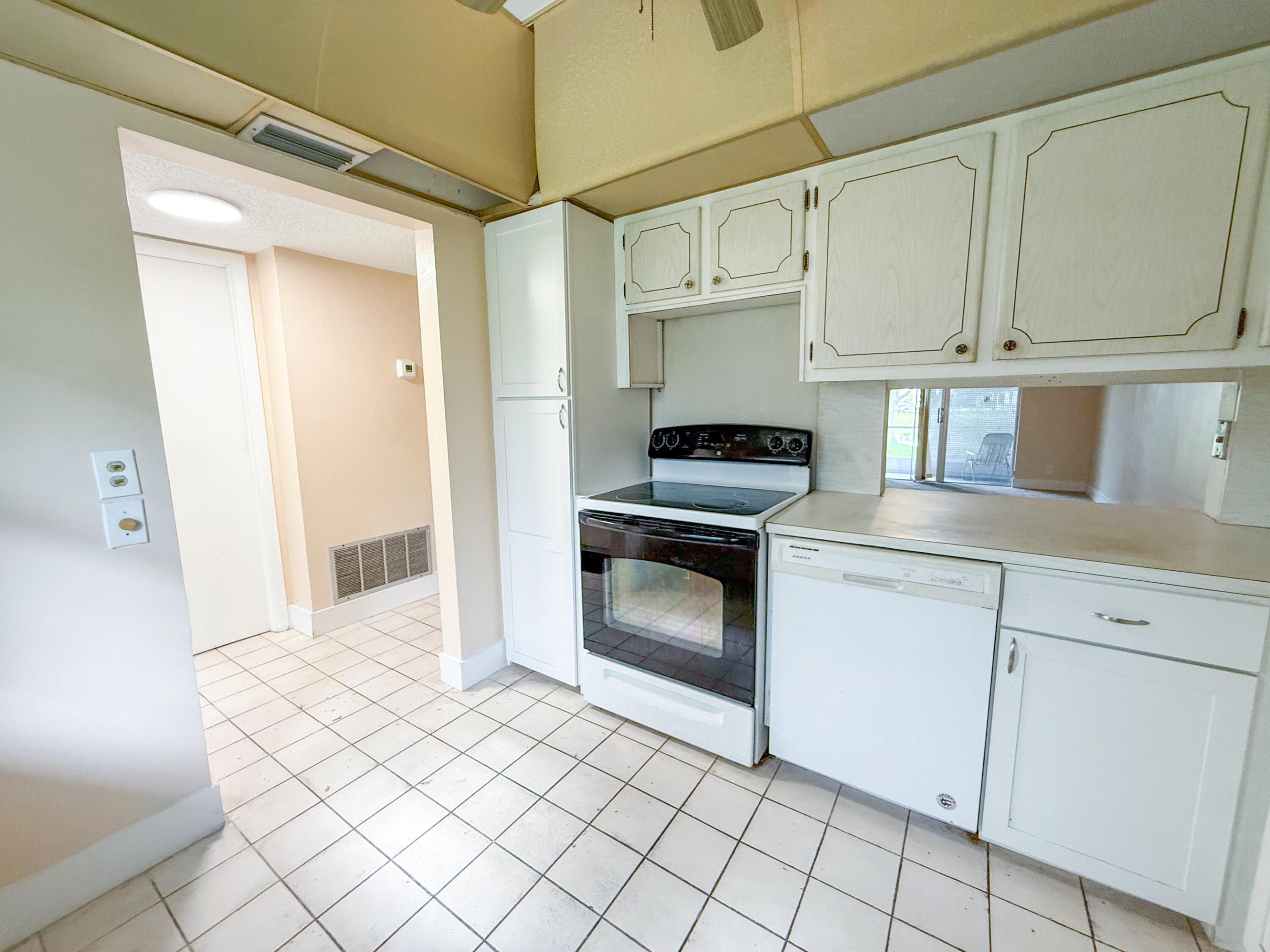 Image 4: Kitchen