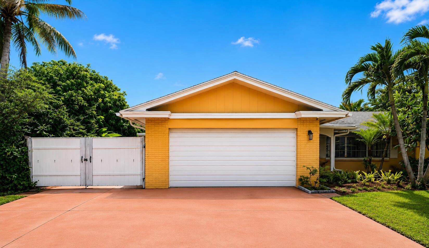 Image 3: Huge Garage