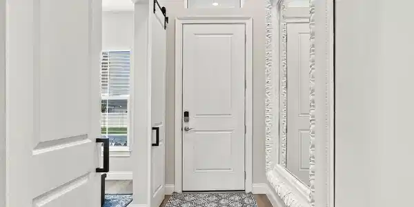 Image 2: 2 Foyer