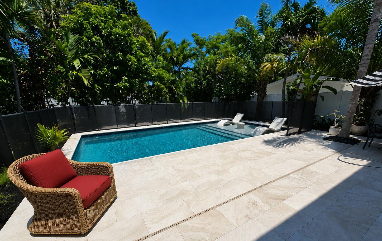 Image 2: Pool-no Gate