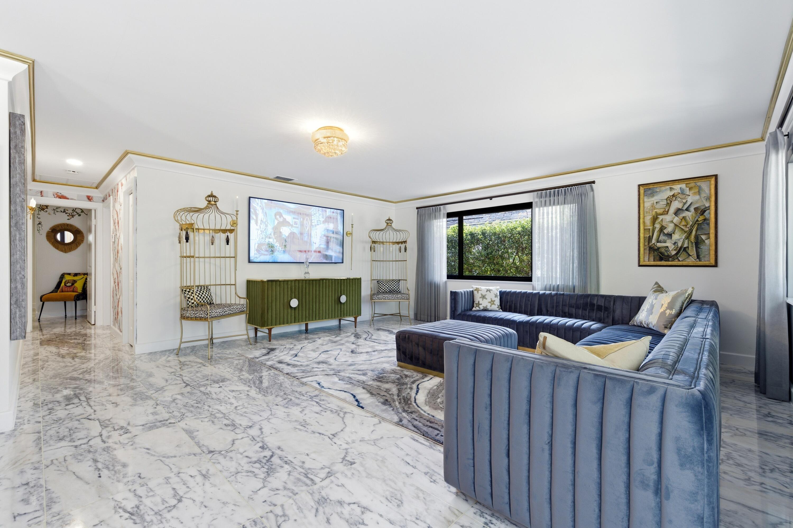 Image 4: Living Room